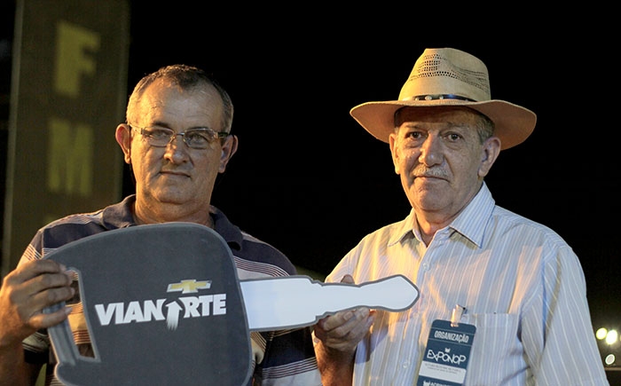 Joao Carlos Batista ganhador segundo carro Exponop junho 2015 (Thiago