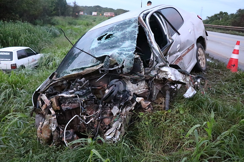 Carro e carreta colidem na BR-163 em Nova Mutum - Só Notícias