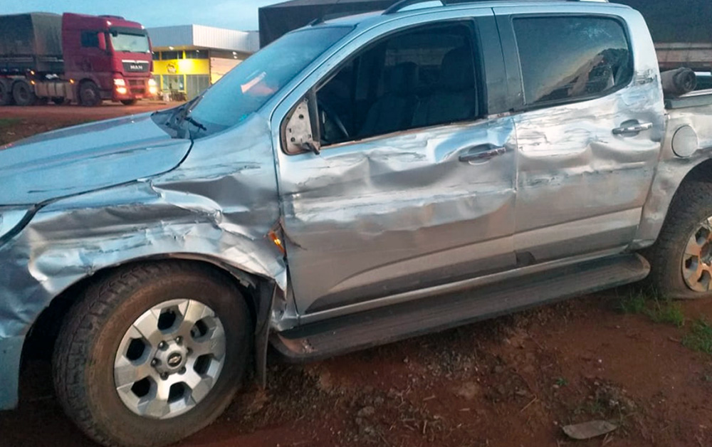 Carreta e caminhonete se envolvem em acidente na BR-163 em Sinop - Só Notícias