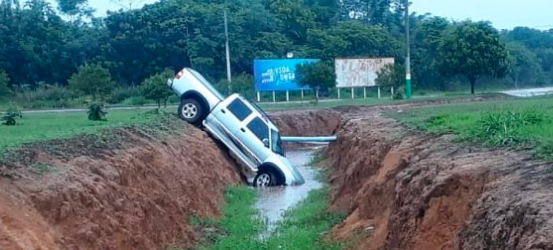 Caminhonete cai em vala de escoamento de água em Sinop - Só Notícias