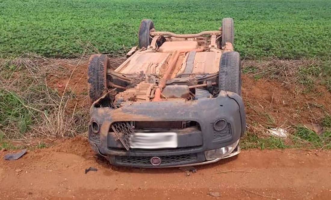 Dupla que assaltou empresa e capotou carro em Sinop consegue escapar; polícia faz buscas - Só Notícias