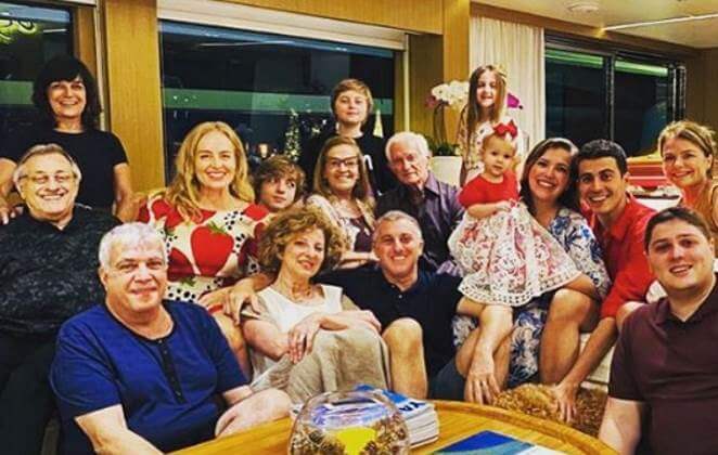 Luciano Huck: “aproveite o Natal para recolher e colar cacos” – Só Notícias Luciano Huck: “aproveite o Natal para recolher e colar cacos” – Só Notícias