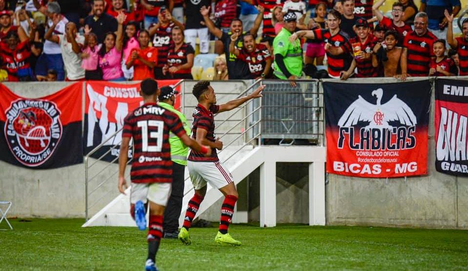 De Maracana Vazio Flamengo Vira Sobre A Portuguesa Rj Com Gols No Fim So Noticias