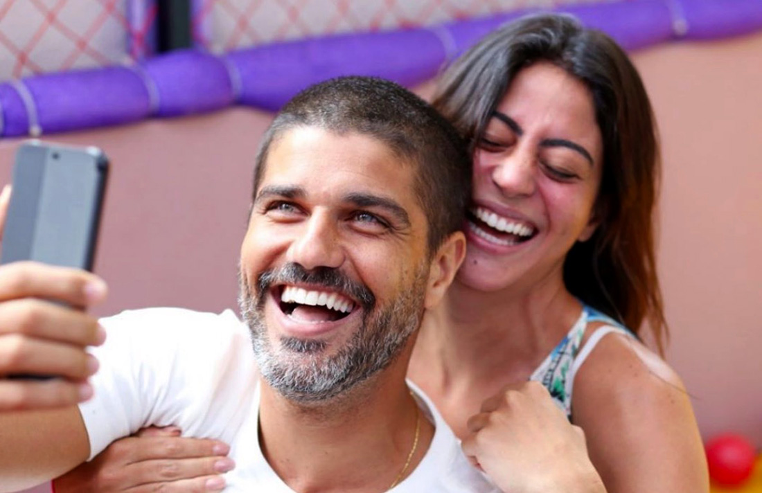 Carol Castro posa com namorado ‘sorrisos