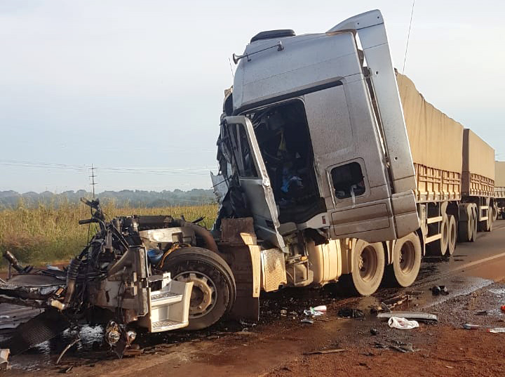 Colisão envolvendo carretas deixa motorista em estado grave na BR-163 no  Nortão – Só Notícias
