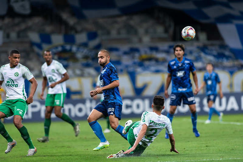 Cruzeiro sofre com a Chape e conhece primeira derrota na ...