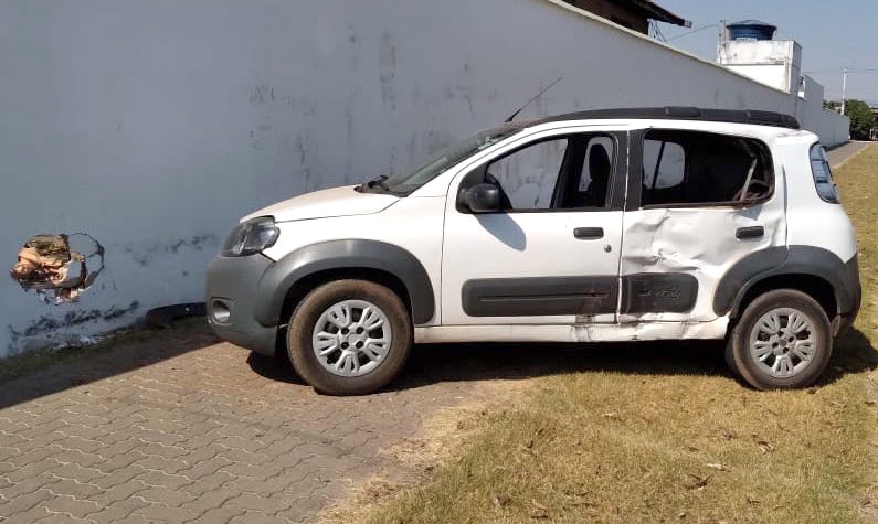 Carro semelhante ao Fiat Uno é cortado ao meio