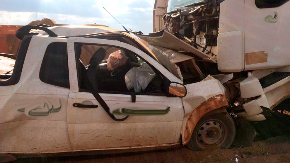 Mulher fica presa às ferragens de carro após acidente com caminhão e van,  em Redenção, Ceará