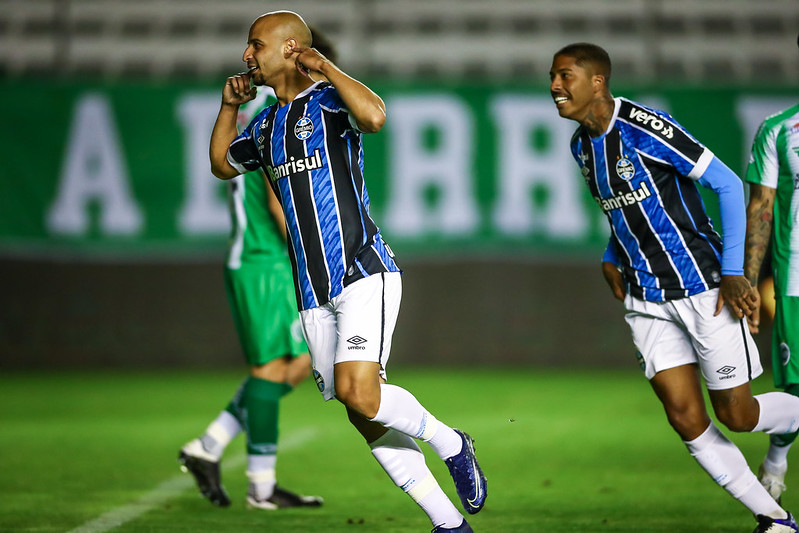 Goiás sofre gol nos acréscimos e empata com Grêmio na Serrinha