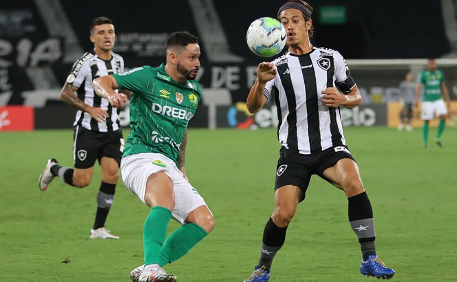 Corinthians chega em Cuiabá sob protesto da torcida; “vamos jogar bola” –  Só Notícias