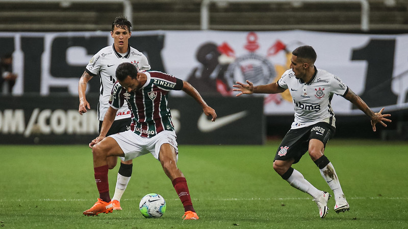 Atlético-MG atropela Flamengo no Maracanã e entra de vez na briga