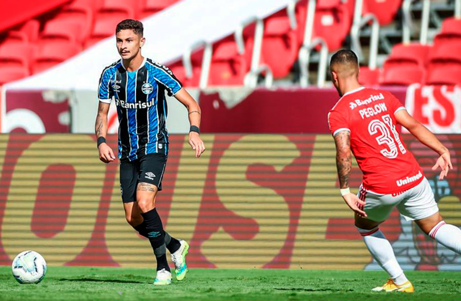 Grêmio goleia Internacional e tem vantagem para jogo de volta da