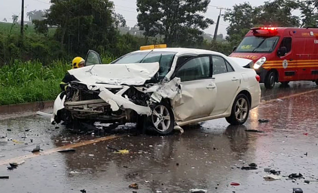 Violenta colisão entre carros deixa dois mortos em Sorriso e BR-163  interditada – Só Notícias