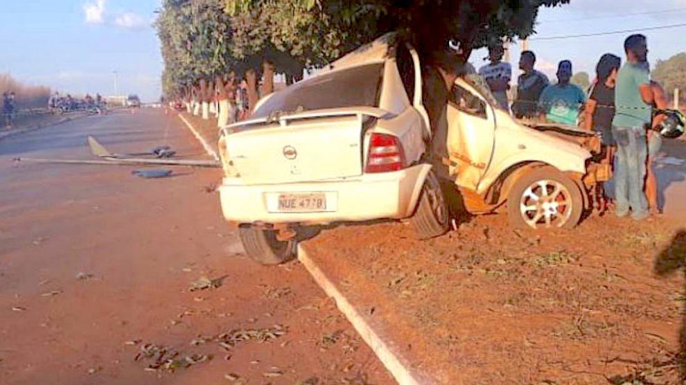 Carro bate em árvore e quase se parte ao meio no Nortão; 2 morrem – Só Notícias Carro bate em árvore e quase se parte ao meio no Nortão; 2 morrem – Só Notícias
