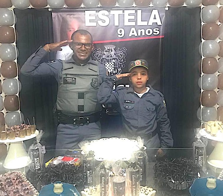 Menina de 10 anos recebe visita de policiais militares em seu