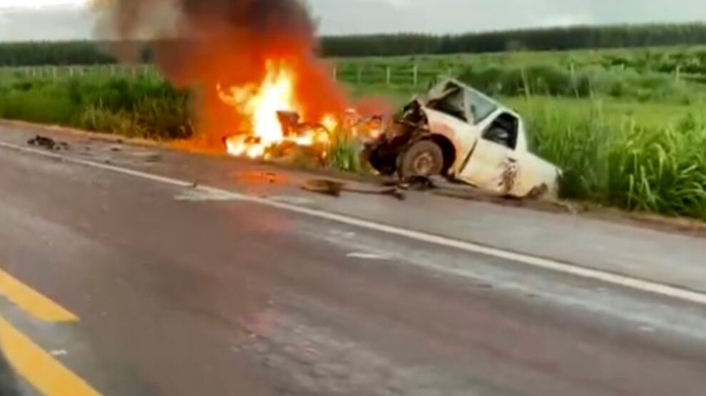 Motorista foge e SUV pega fogo após acidente no Água Verde