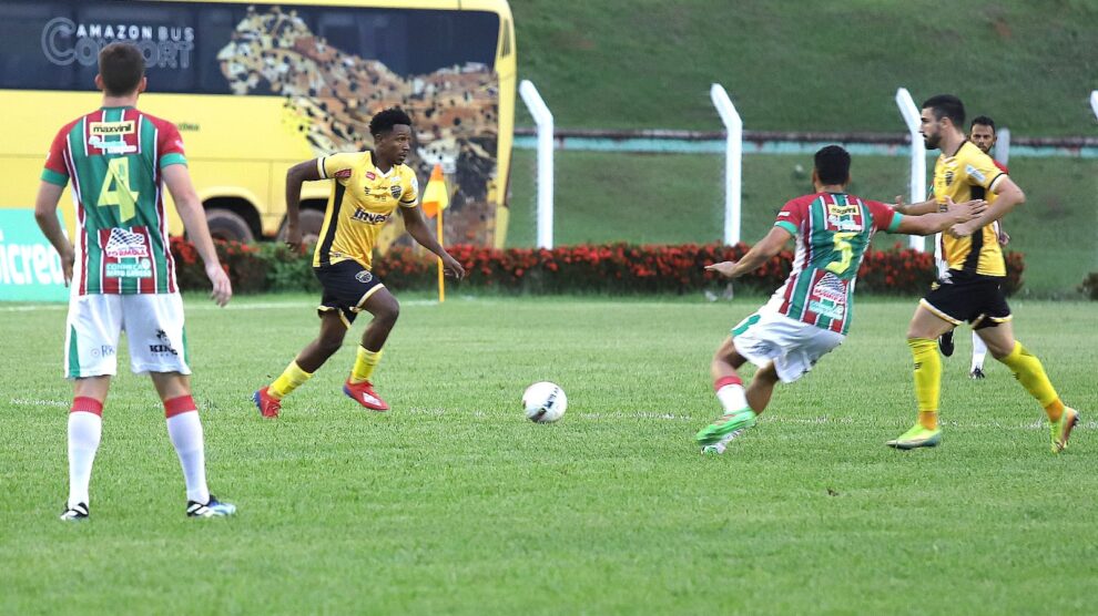 Em jogo maluco de duas viradas e dez gols, Bahia derrota o Goiás pelo  Brasileirão