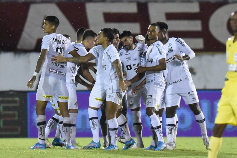 Santos busca empate contra o Corinthians no fim em clássico de