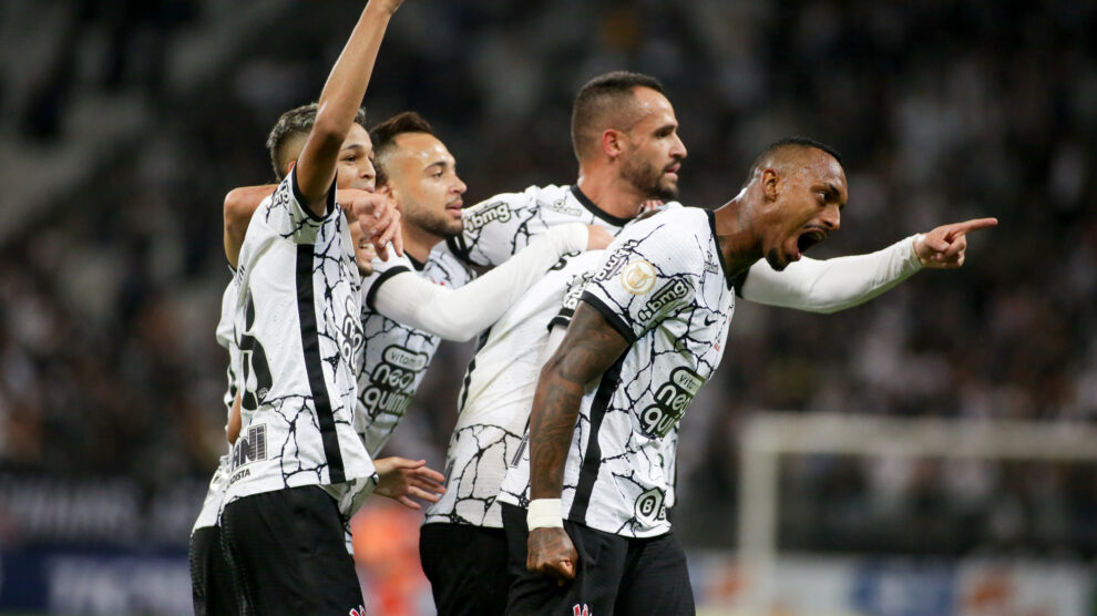 Timão vence o São Paulo por 2 a 1 e abre vantagem nas semifinais da Copa do  Brasil