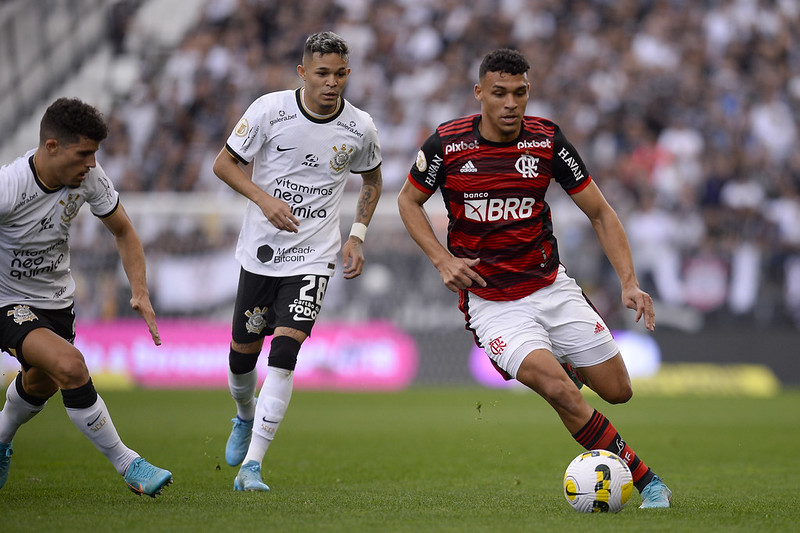 Corinthians vence Flamengo em Itaquera e encosta na lideran&Atilde;&sect;a do Brasileiro  &acirc; S&Atilde;&sup3; Not&Atilde;&shy;cias