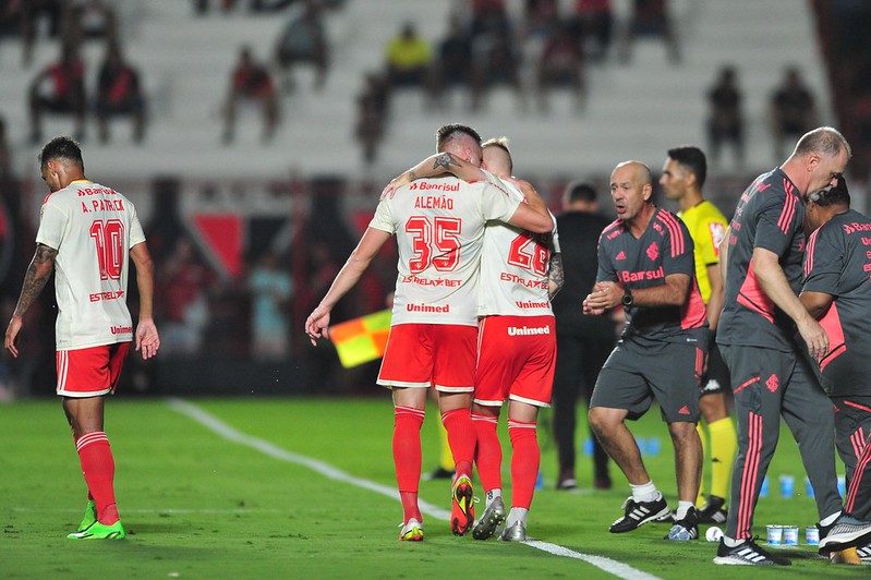 Internacional vence o Atl&Atilde;&copy;tico-GO e segue ca&Atilde;&sect;a ao l&Atilde;&shy;der Palmeiras no  Brasileir&Atilde;&pound;o &acirc; S&Atilde;&sup3; Not&Atilde;&shy;cias