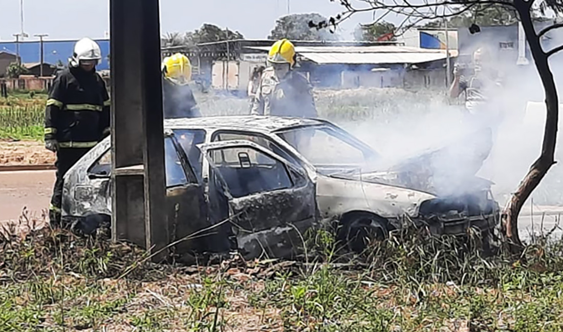 Carro pega fogo e fica destruído em Sinop Só Notícias
