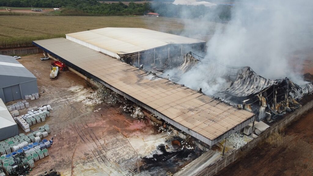 Perícia chega na Microniza para apurar as causas do incêndio, em