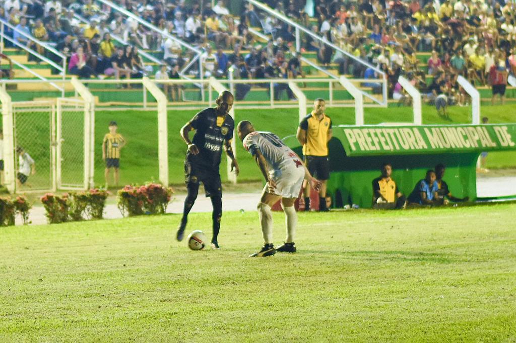 Corinthians chega em Cuiabá sob protesto da torcida; “vamos jogar bola” –  Só Notícias