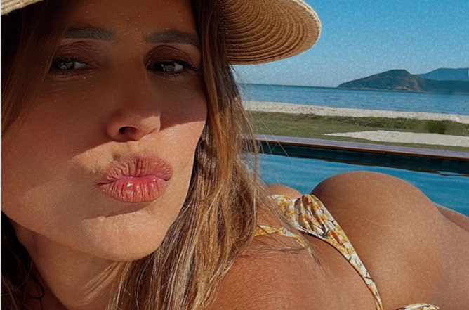 Deborah Secco empina o bumbum com biquíni fio-dental e curte folga