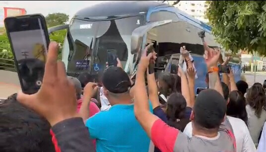 Corinthians chega em Cuiabá sob protesto da torcida; “vamos jogar bola” –  Só Notícias