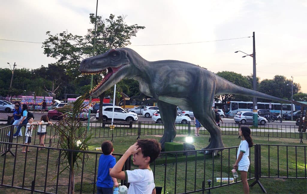 Praça vira 'Vale dos Dinossauros' e exposição gratuita atrai curiosidade  com réplicas dos animais em MT, Mato Grosso