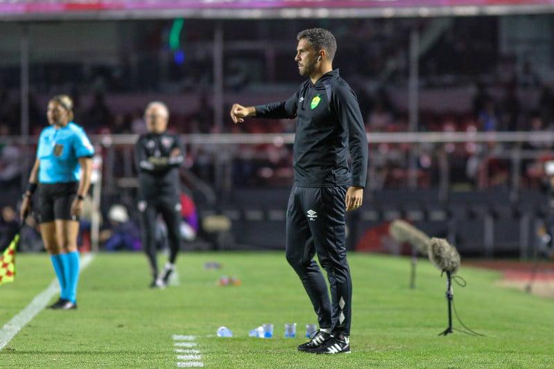 Cruzeiro busca empate com o Athletico-PR, mas segue ameaçado no