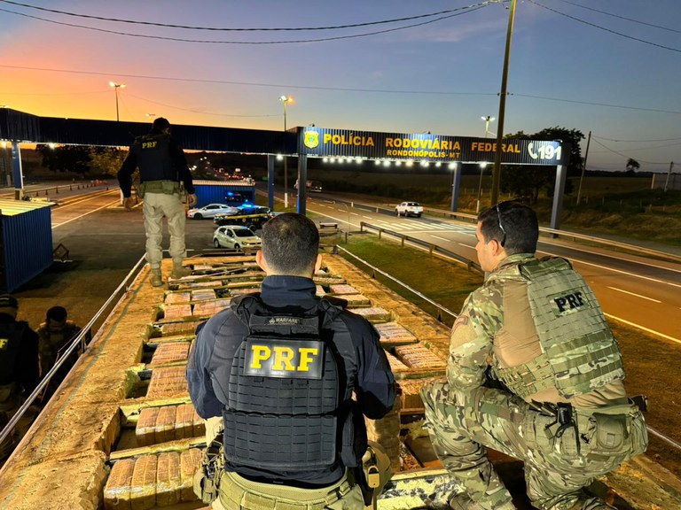 PRF apreende 450 quilos de cocaína em compartimento oculto de caminhão