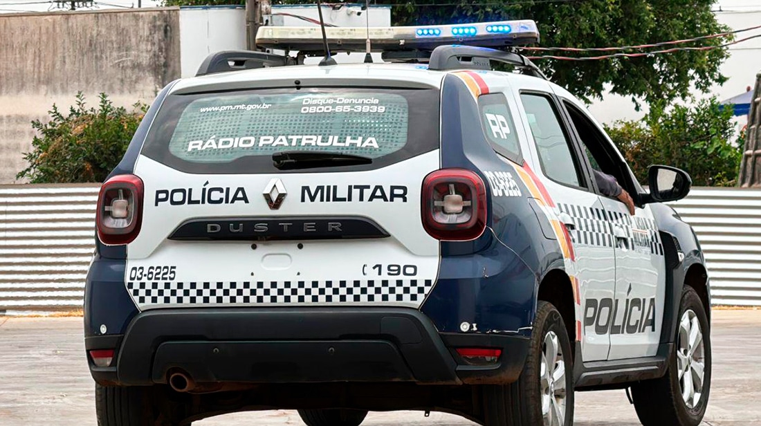 Motorista embriagada capota carro e passageiro é preso com mandado