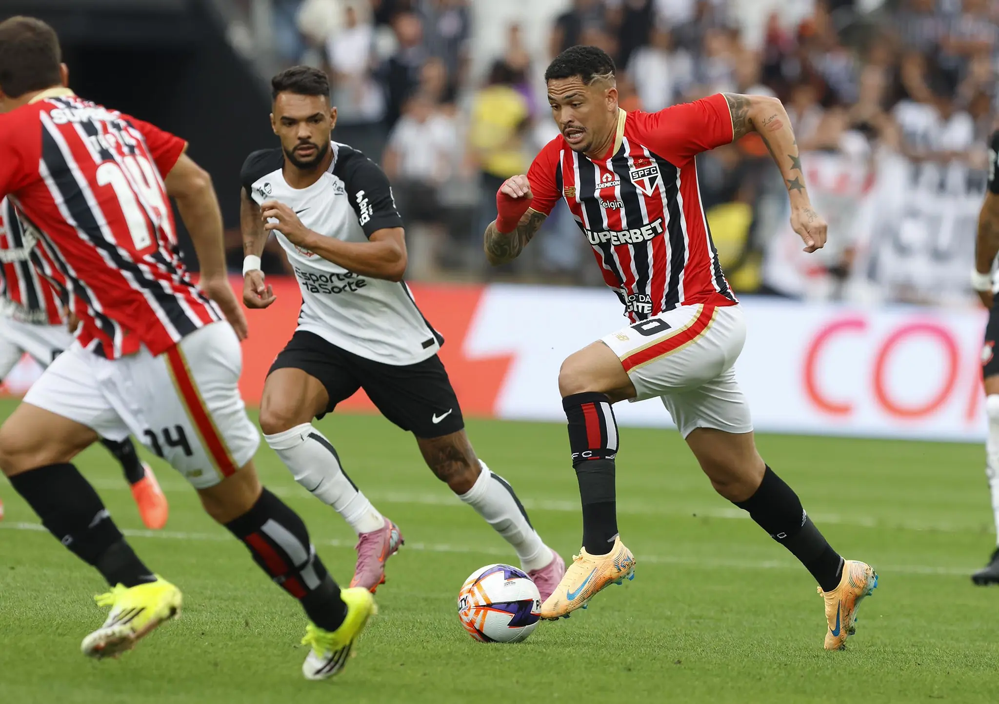 Corinthians reage no final e arranca empate do São Paulo pelo Paulistão