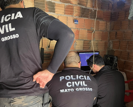 Polícia cumpre mandados e investiga suspeitos de injúria e difamao através da internet em Mato Grosso