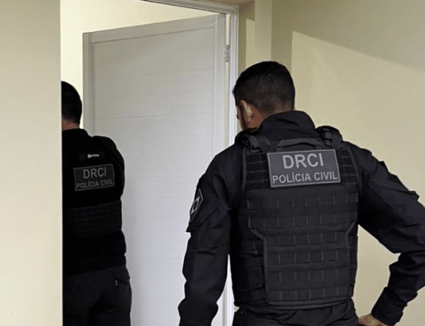 Jovem é preso em MT suspeito de difundir ideologias neonazistas e racistas nas redes sociais