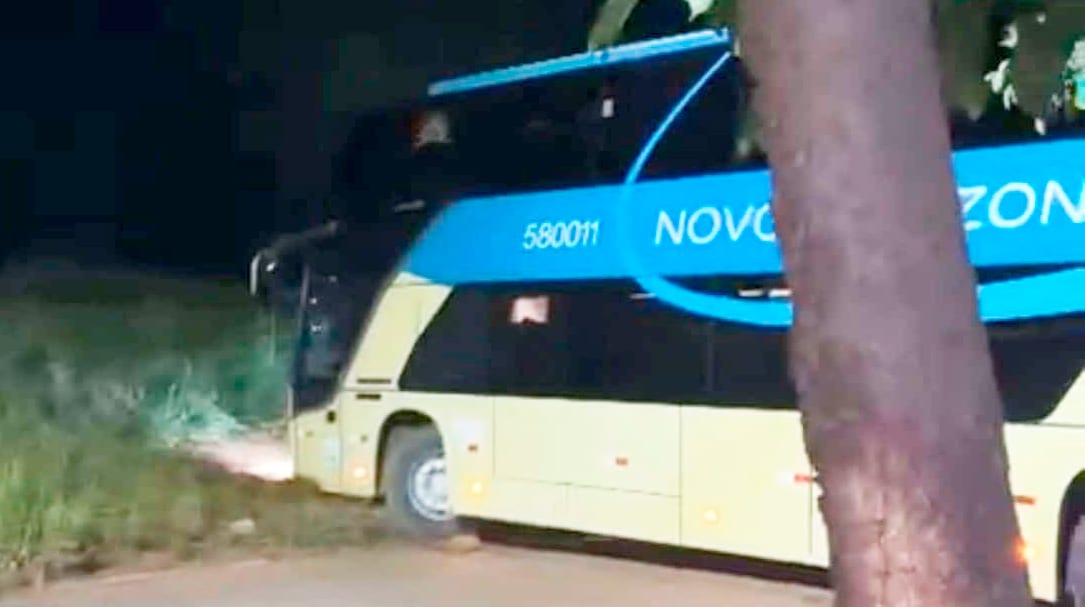 Ônibus desgovernado sem motorista atravessa rodovia de ré e bate em casa no Nortão