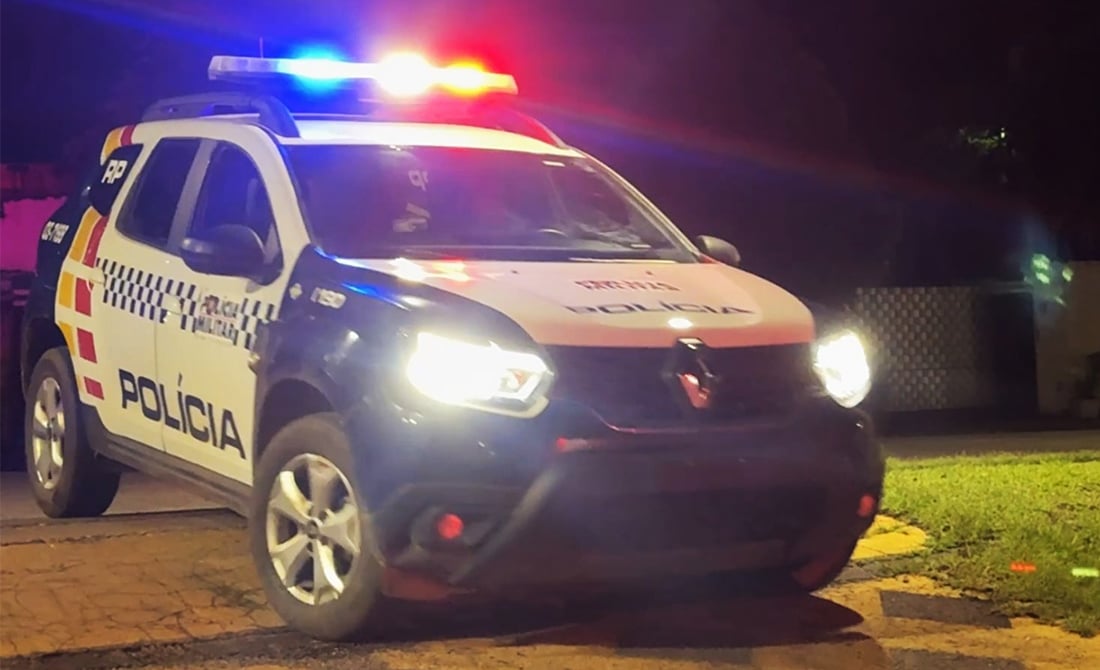 Mulher é presa após esfaquear companheiro; outra cai em bueiro fugindo de assalto