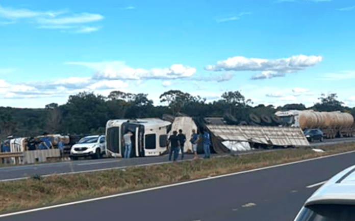 Carretas se envolvem em acidente na BR-163 em Nova Mutum | Só Notícias
