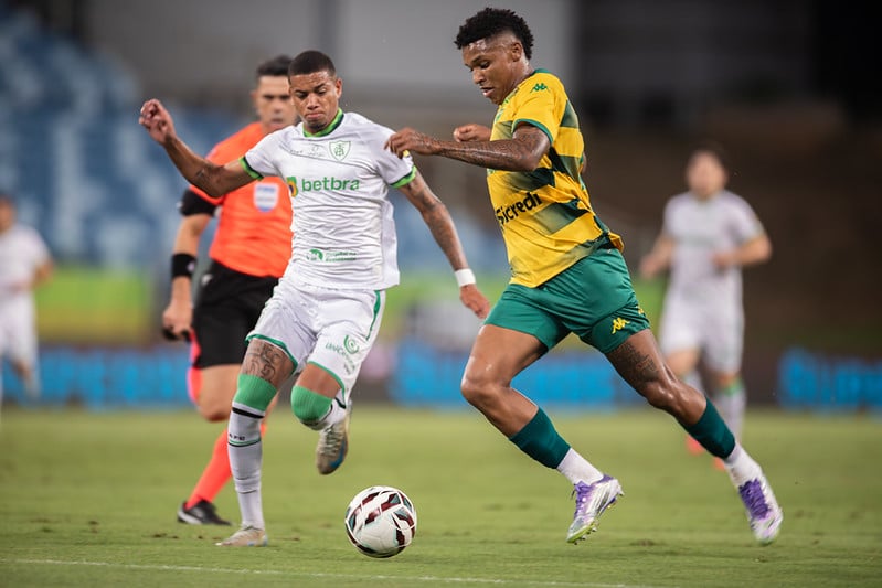 Com gol no fim, Cuiabá vence o América-MG e sobe na tabela da Série B | Só Notícias