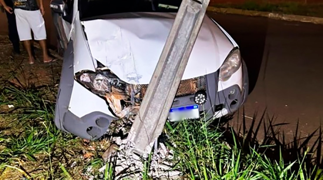 Motorista Embriagado Colide Carro em Poste em Colíder (MT)