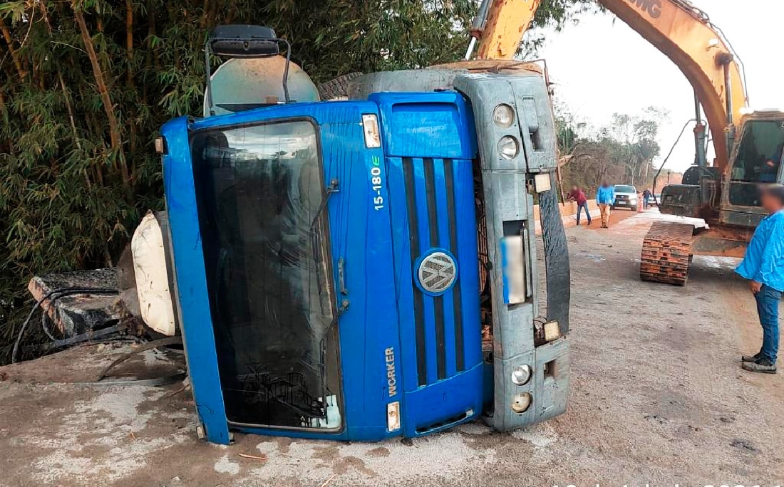 Caminhão Derrama Carga e Contamina Córrego em Mato Grosso