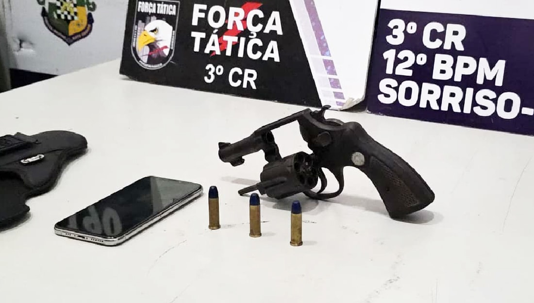 Mulher é presa com revólver de facção criminosa em MT
