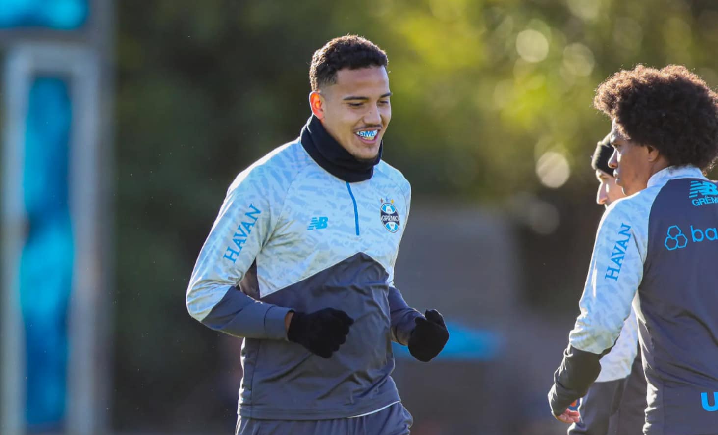 Grêmio treina em Porto Alegre e embarca para amistoso em Sinop