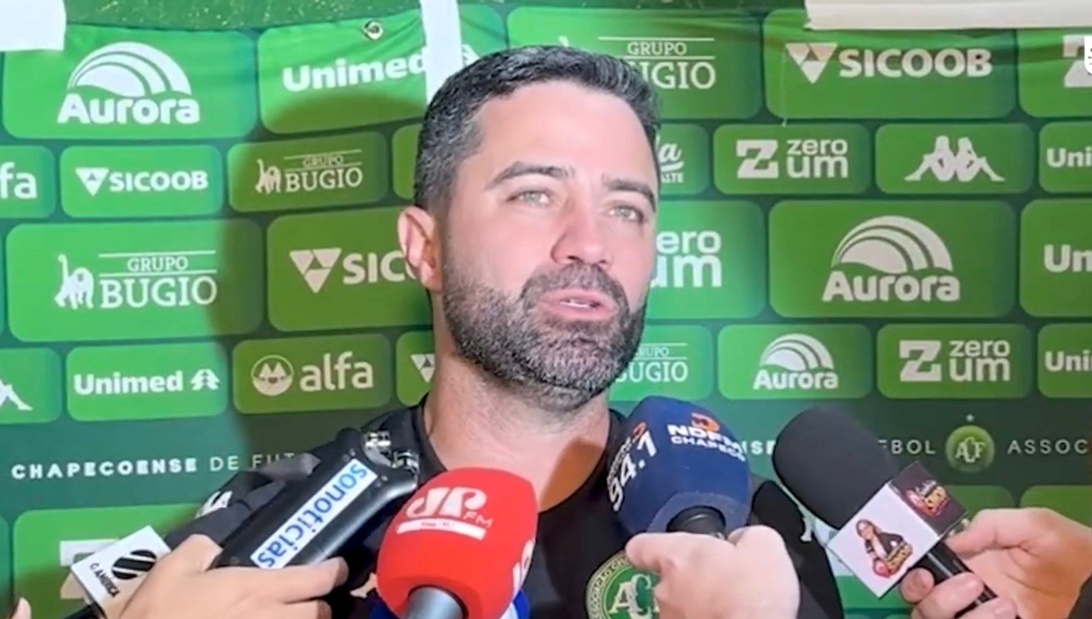 Chapecoense vence Grêmio em amistoso e técnico foca em permanência na Série A