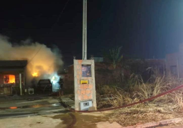 Incêndio em Sinop destrói carro e ameaça casa