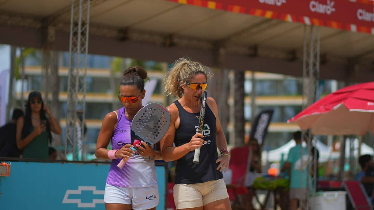 Atletas de MT jogam com campeões mundiais em torneio de beach tennis