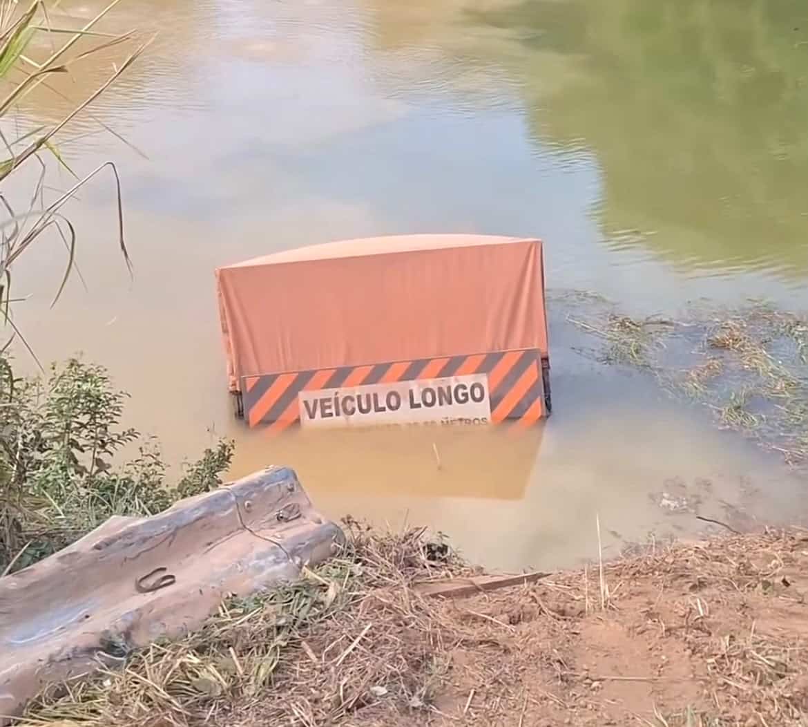 Carreta Submerge em Lago Após Grave Colisão na BR-163