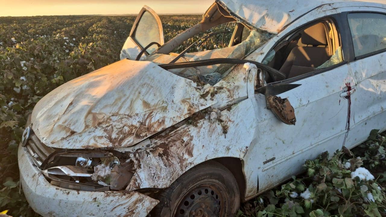 Mulher morre em capotamento; companheiro foge após acidente